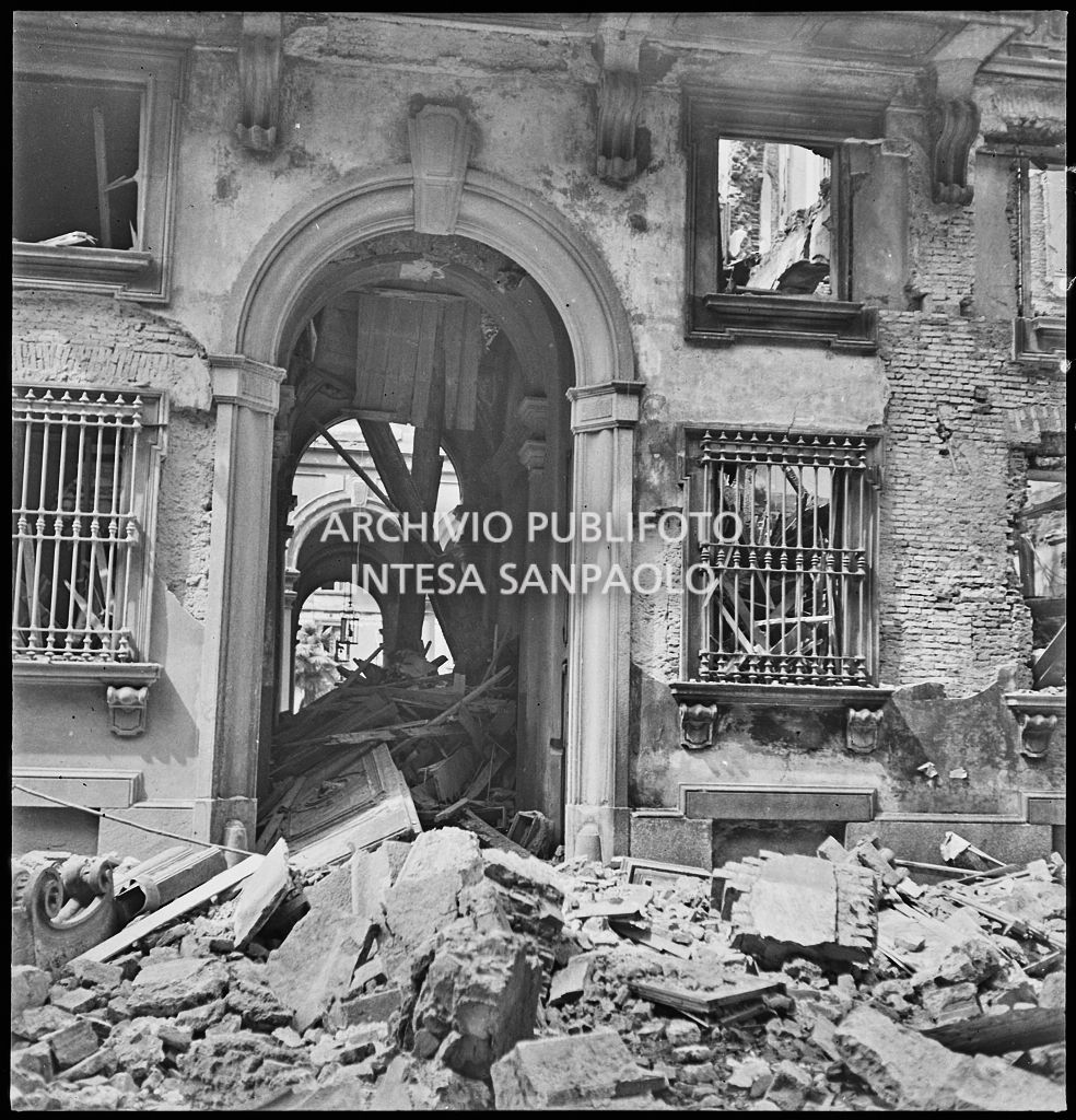 Ingresso del palazzo in via Brera 19, a Milano, devastato dai bombardamenti
