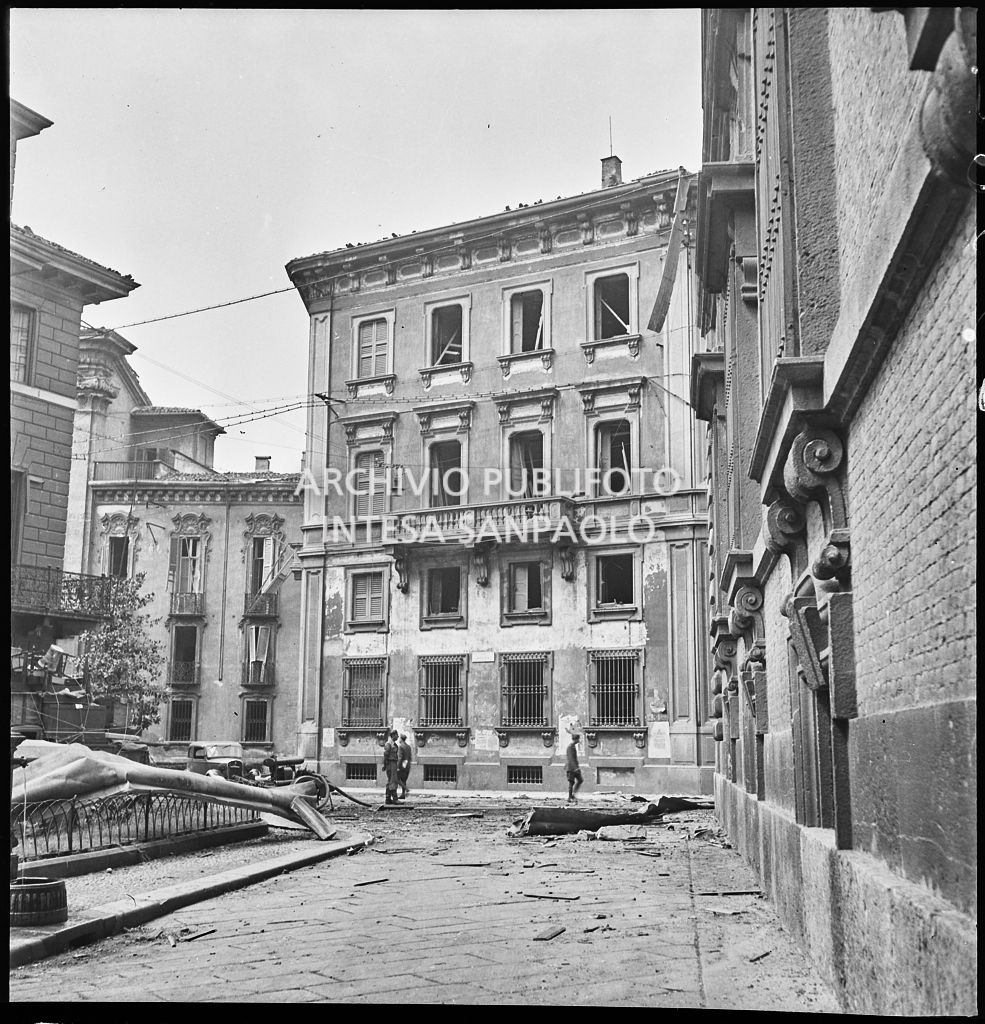Piazzetta di Brera a Milano dopo i bombardamenti: si notano le macerie e i palazzi di via Brera danneggiati