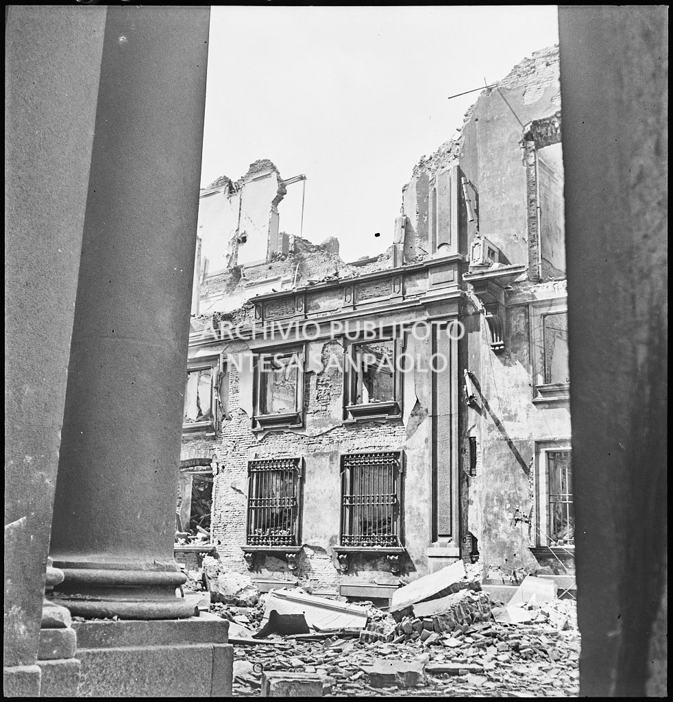 Scorcio del palazzo in via Brera 19, a Milano, sventrato dai bombardamenti