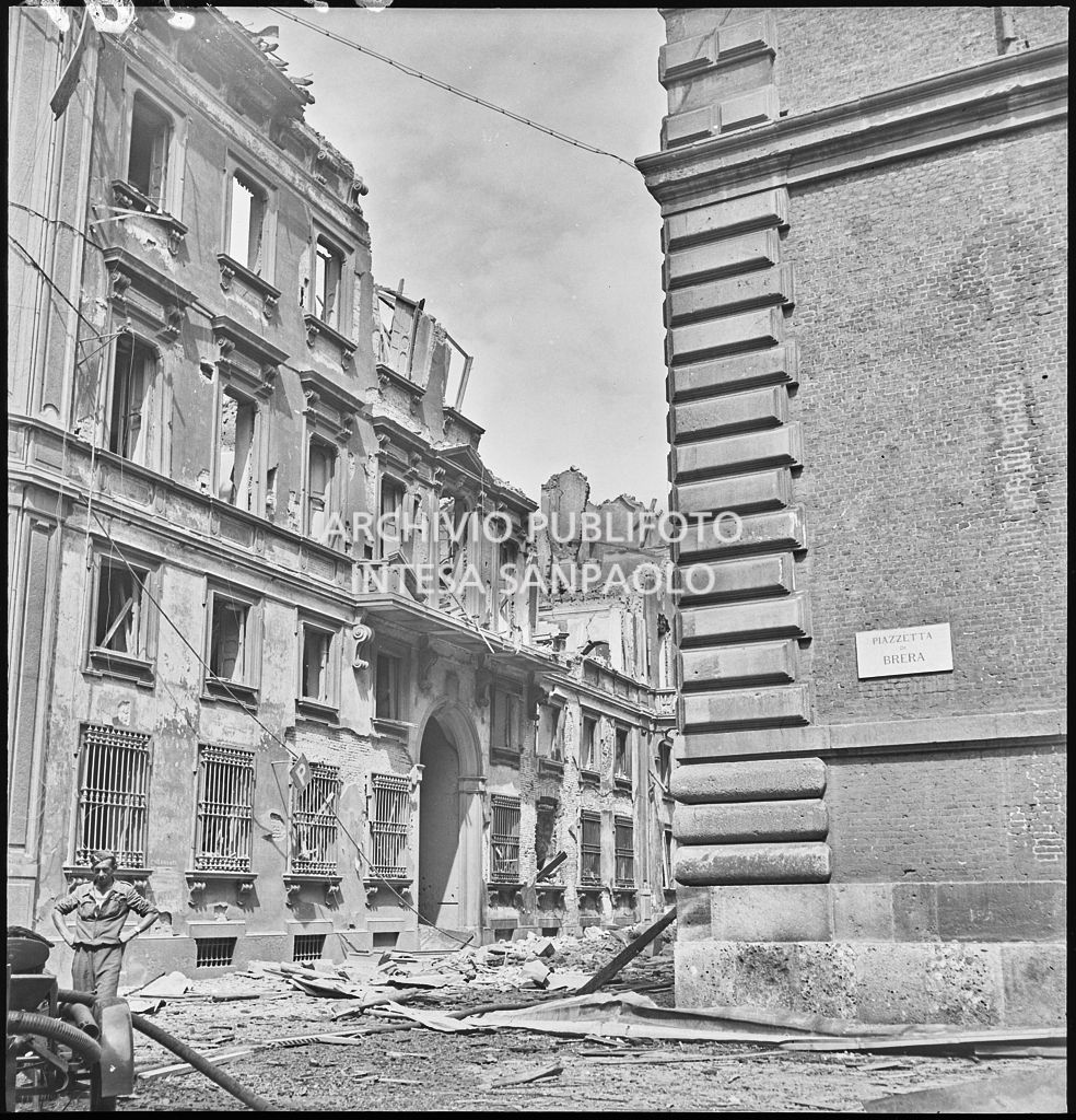 Scorcio del palazzo in via Brera 19, a Milano, sventrato dai bombardamenti, ripreso da piazzetta di Brera