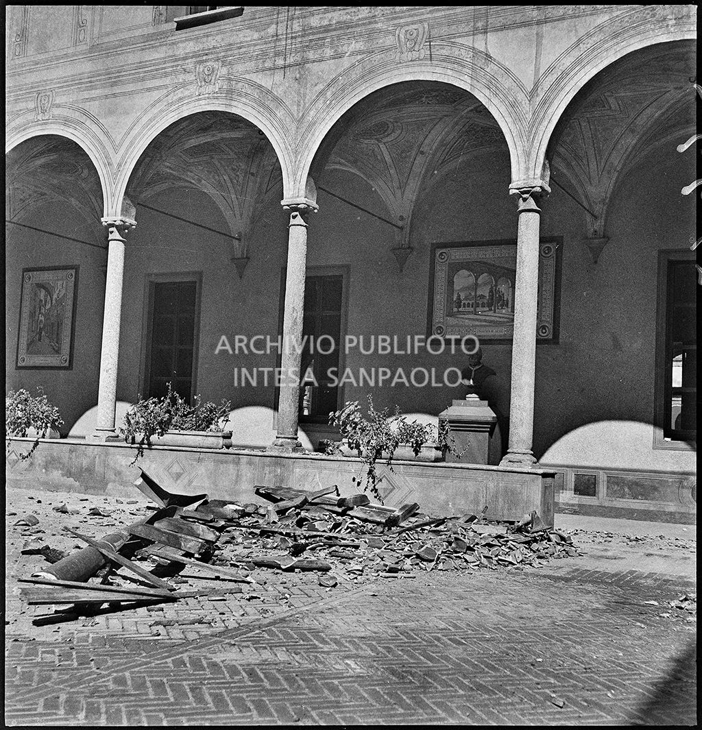 Particolare del colonnato del Chiostro grande di San Simpliciano, ex caserma Luciano Manara, gravemente danneggiato dai bombardamenti