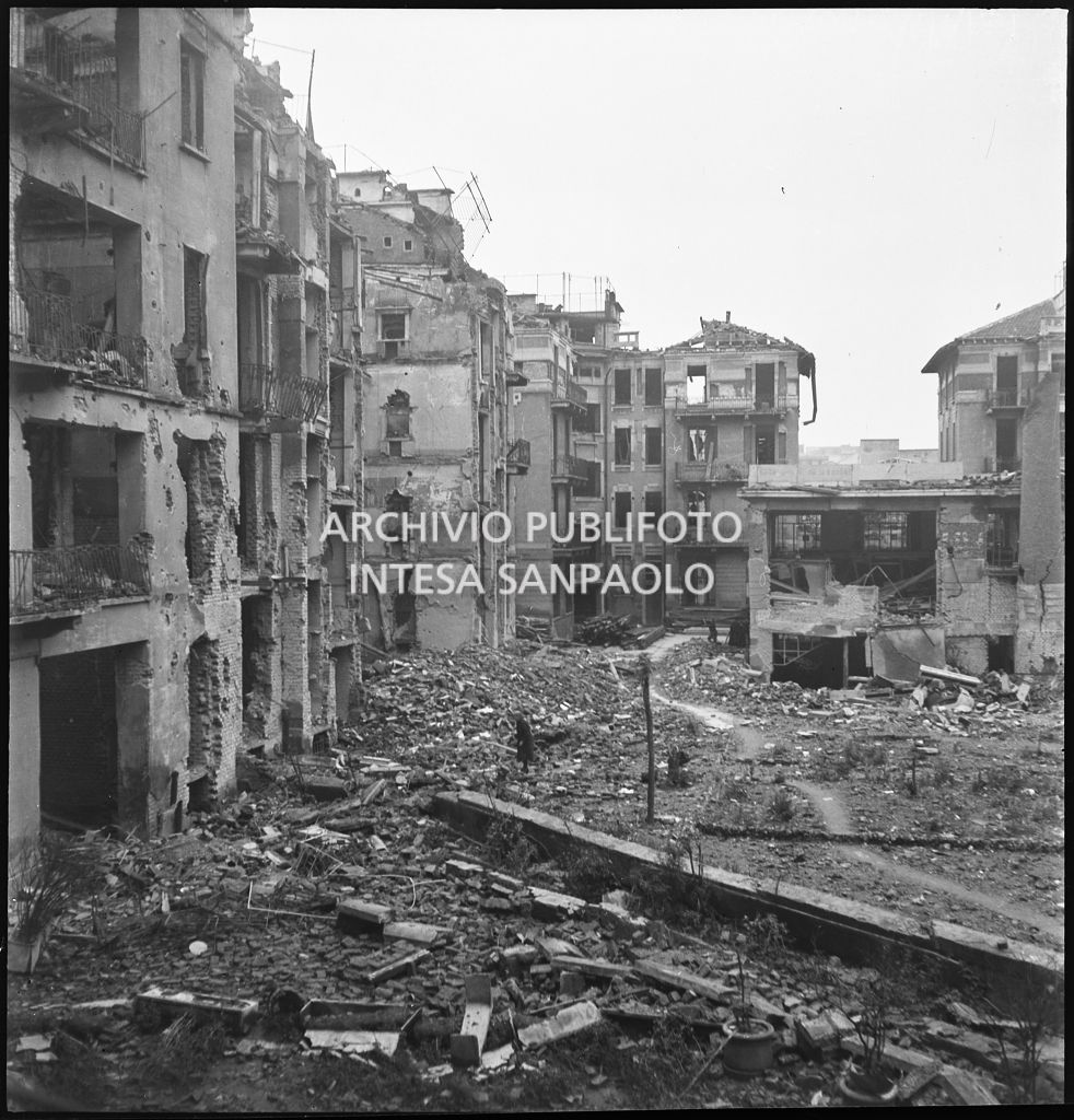 Panoramica di edifici sventrati e ridotti in macerie dai bombardamenti in via Domenico Cucchiari, a Milano