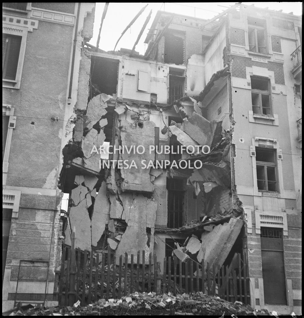 Edificio in via Domenico Cucchiari, a Milano, crollato a causa dei bombardamenti