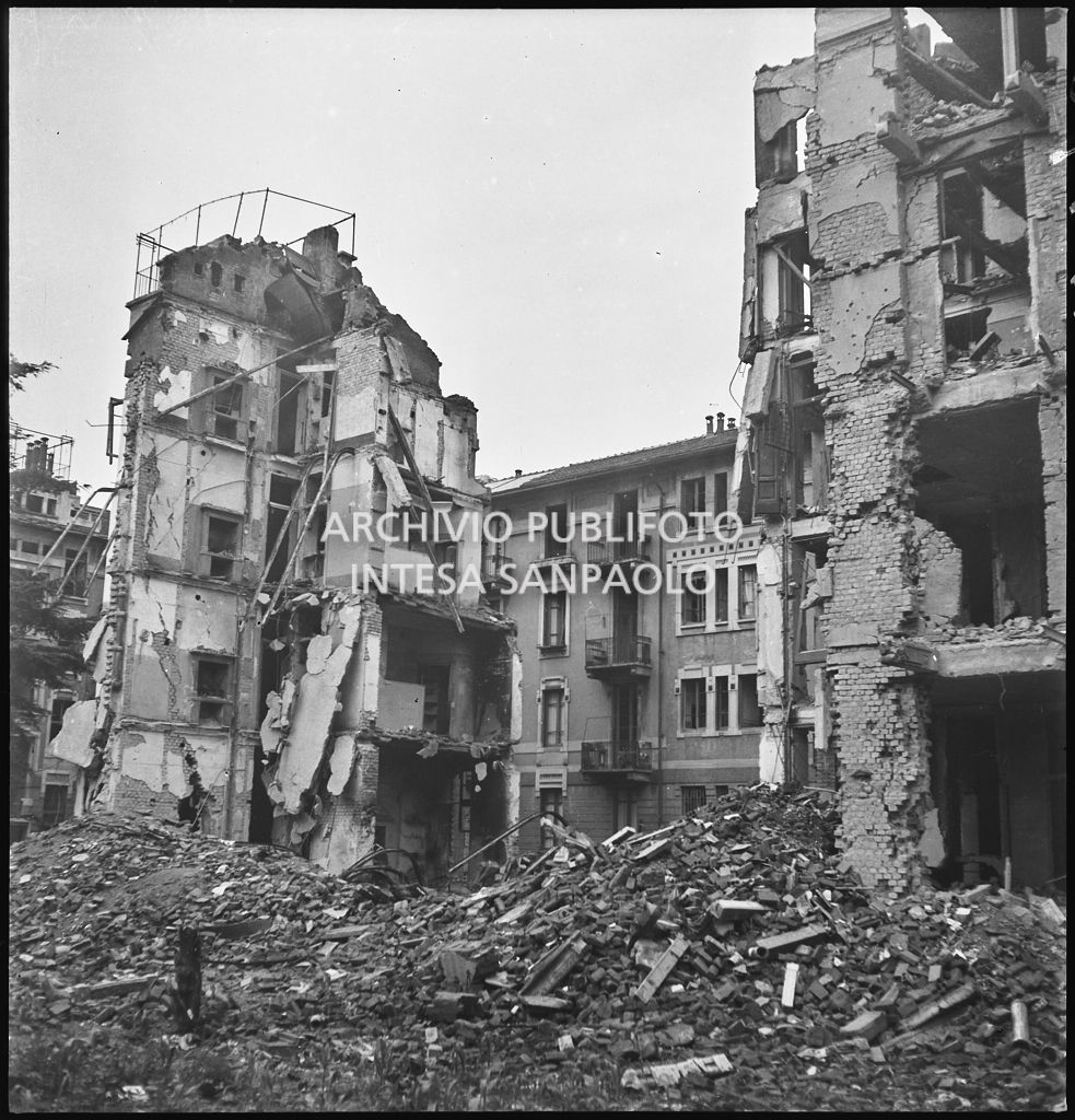 Edifici in via Domenico Cucchiari, a Milano, ridotti in macerie dai bombardamenti
