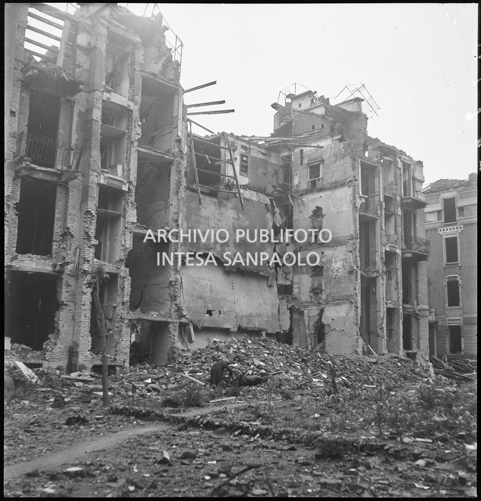 Edifici in via Domenico Cucchiari, a Milano, distrutti dai bombardamenti; nel cumulo; tra le macerie una donna