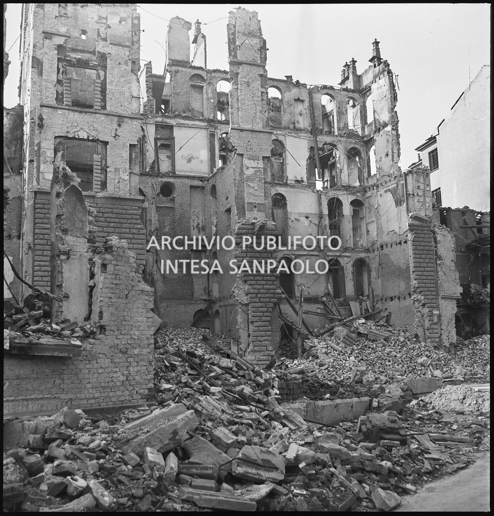 Edifici in via Carroccio, a Milano, ridotti in macerie dai bombardamenti