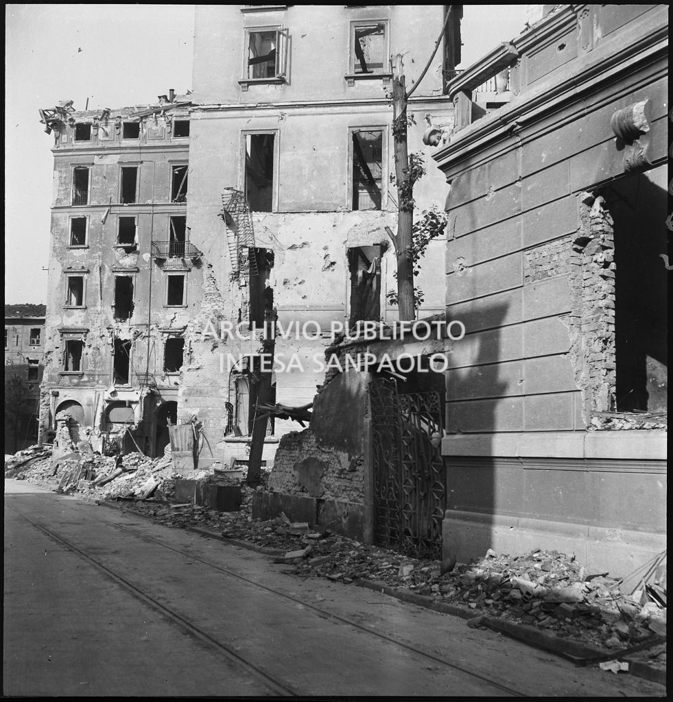 Edifici in via Carroccio, a Milano, ridotti in macerie dai bombardamenti
