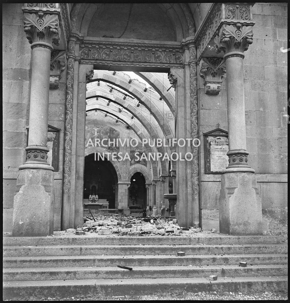 Ingresso della chiesa di San Gregorio Magno, a Milano, e scorcio dell'interno, danneggiati dai bombardamenti