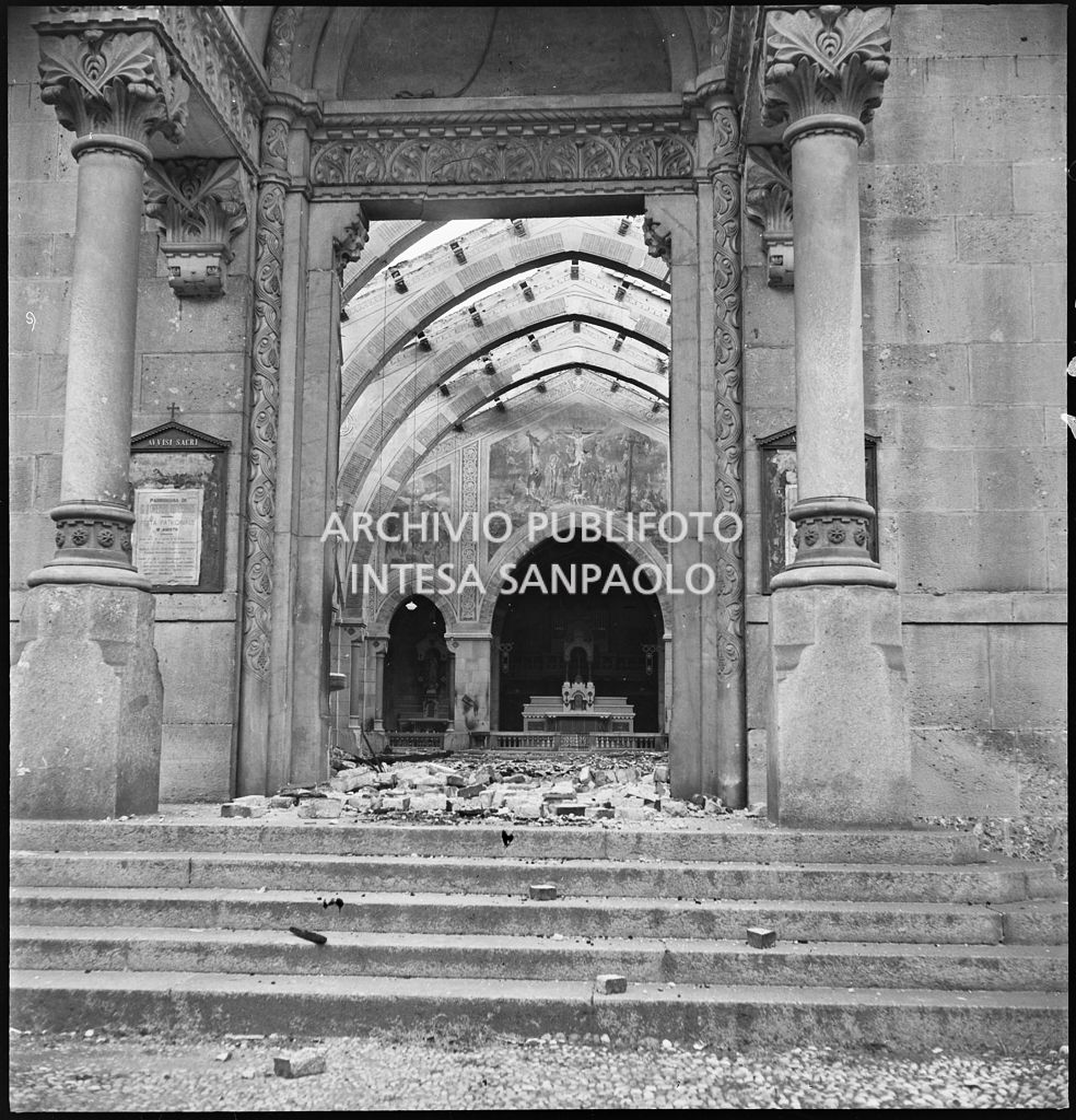 Ingresso della chiesa di San Gregorio Magno, a Milano, e scorcio dell'interno, danneggiati dai bombardamenti