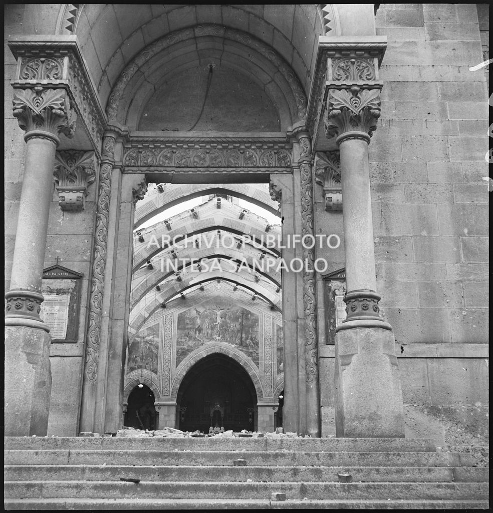 Ingresso della chiesa di San Gregorio Magno, a Milano, e scorcio dell'interno, danneggiati dai bombardamenti