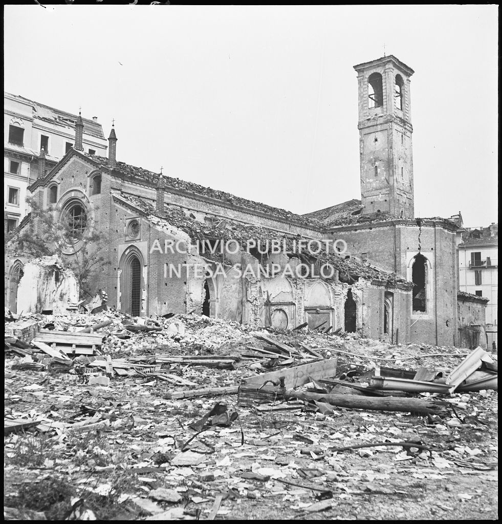 I danni causati dai bombardamenti alla chiesa di San Pietro in Gessate a Milano
