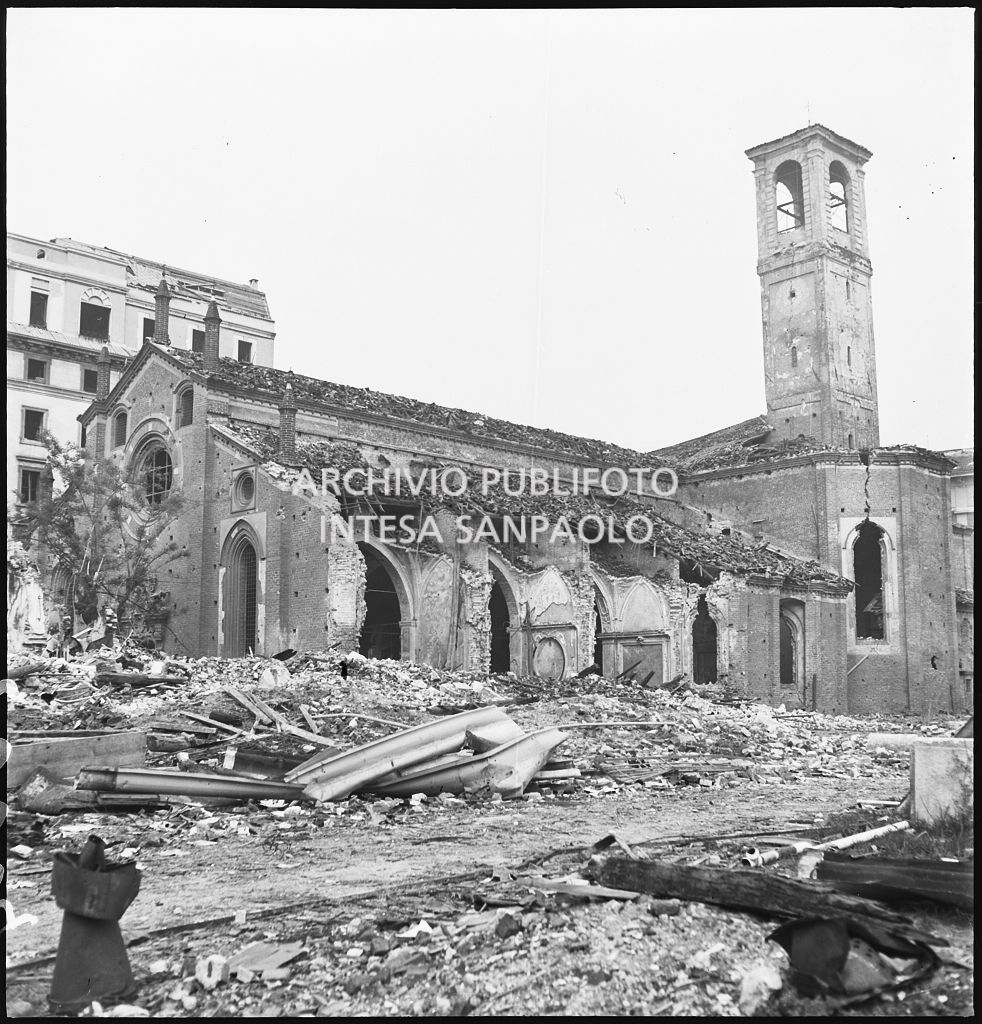 I danni causati dai bombardamenti alla chiesa di San Pietro in Gessate a Milano