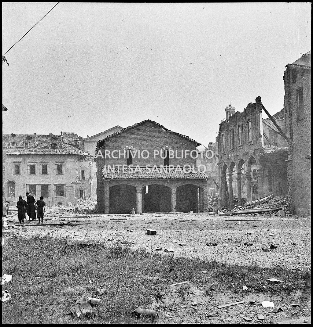 Oratorio di San Sigismondo, nel contesto della basilica di Sant'Ambrogio a Milano, danneggiato dai bombardamenti; a sinistra alcune persone riprese di spalle