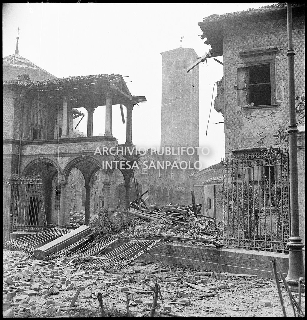 Scorcio della basilica di Sant'Ambrogio a Milano danneggiata dai bombardamenti; sullo sfondo il campanile dei Canonici