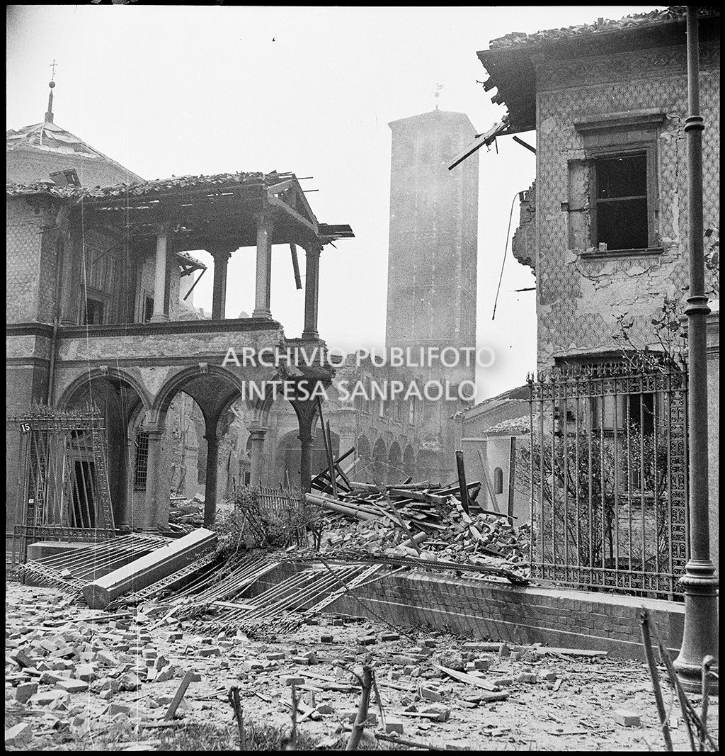 Scorcio della basilica di Sant'Ambrogio a Milano danneggiata dai bombardamenti; sullo sfondo il campanile dei Canonici