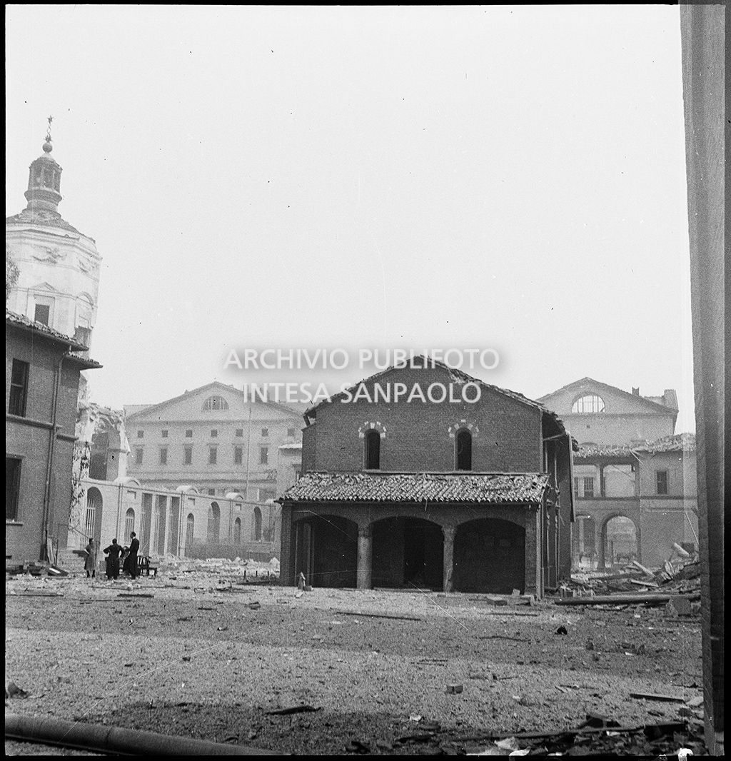 Oratorio di San Sigismondo, nel contesto della basilica di Sant'Ambrogio a Milano, danneggiato dai bombardamenti. Sullo sfondo la caserma Garibaldi