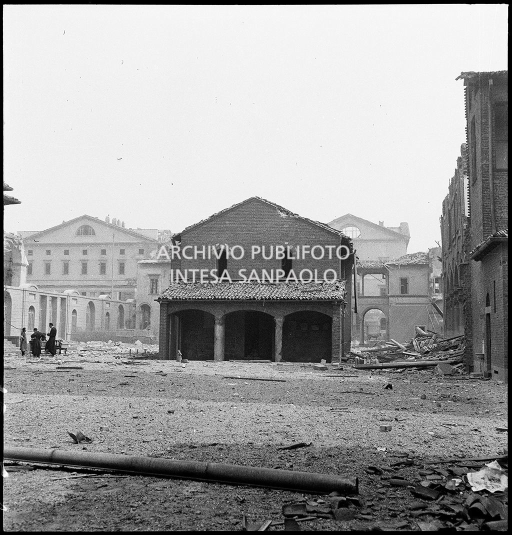 Oratorio di San Sigismondo, nel contesto della basilica di Sant'Ambrogio a Milano, danneggiato dai bombardamenti. Sullo sfondo la caserma Garibaldi