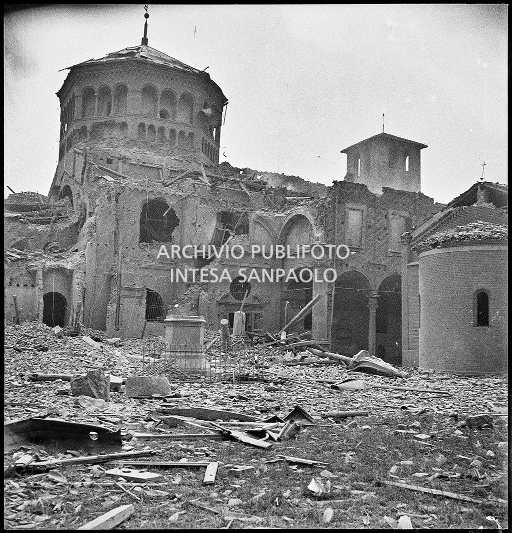 Basilica di Sant'Ambrogio a Milano: il porticato della canonica del Bramante sventrato dai bombardamenti