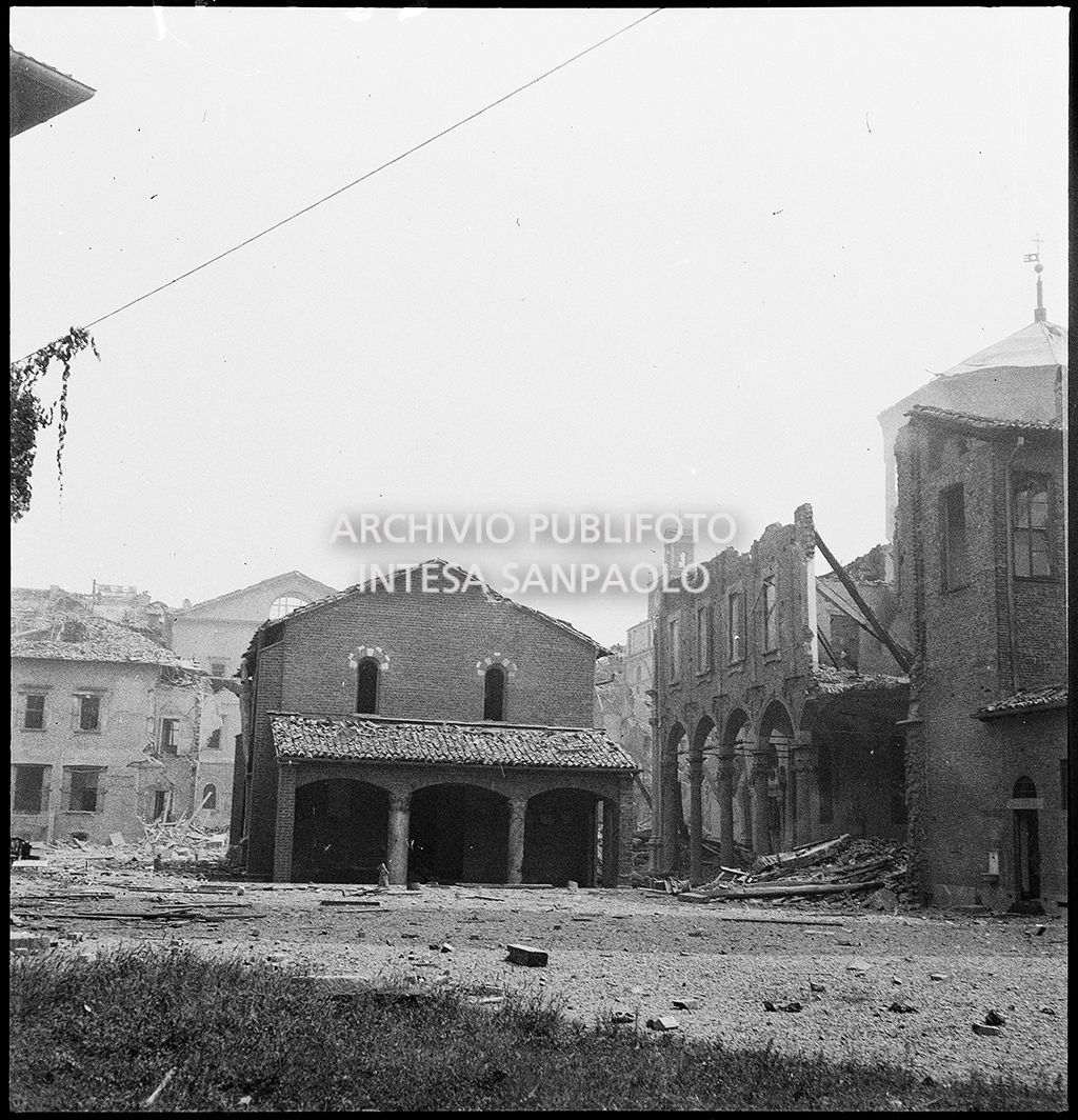 Oratorio di San Sigismondo, nel contesto della basilica di Sant'Ambrogio a Milano, danneggiato dai bombardamenti. Sulla destra il porticato della canonica del Bramante sventrato