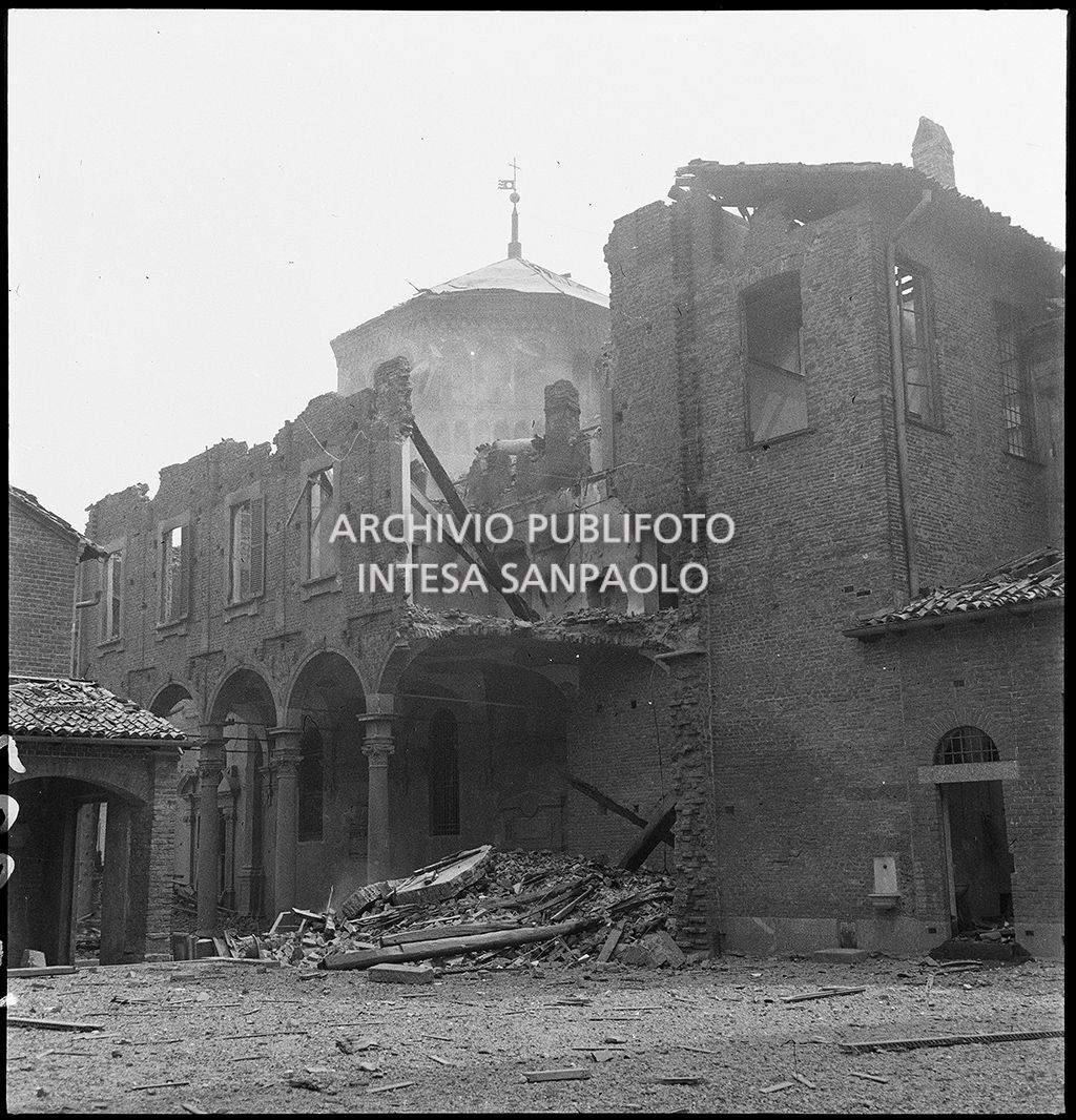 Basilica di Sant'Ambrogio a Milano: il porticato della canonica del Bramante sventrato dai bombardamenti