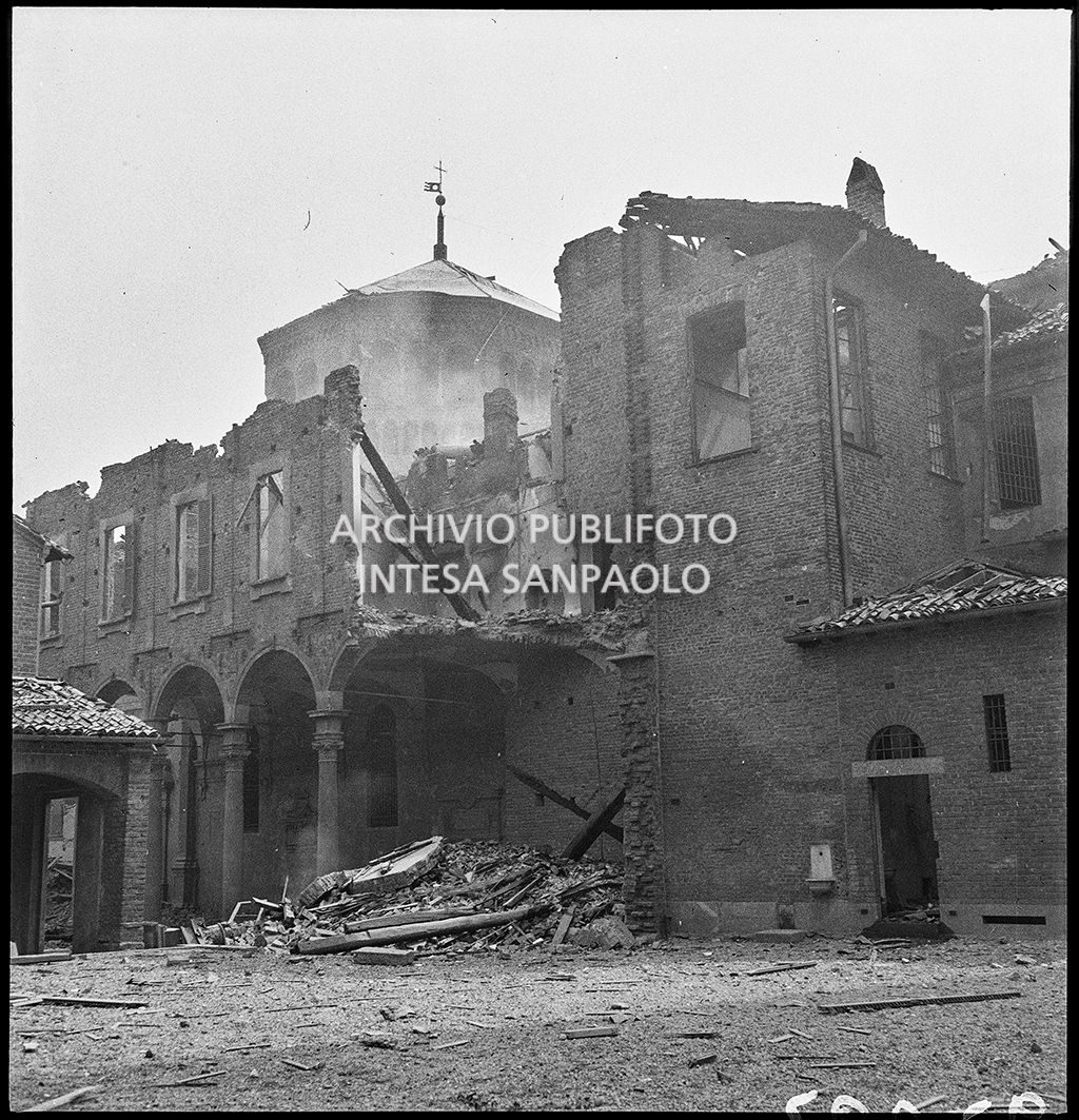 Basilica di Sant'Ambrogio a Milano: il porticato della canonica del Bramante sventrato dai bombardamenti; sulla sinistra si intravede l'oratorio di San Sigismondo