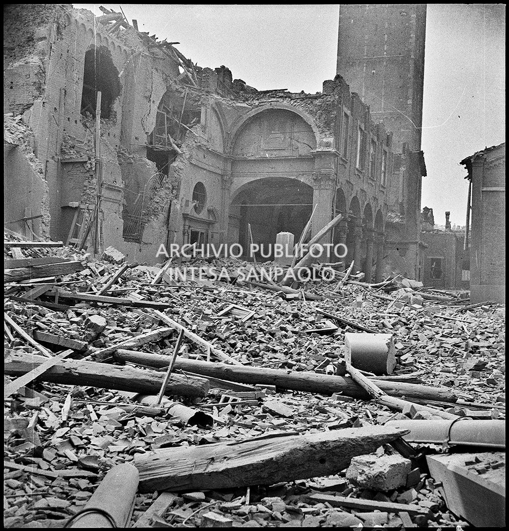 Basilica di Sant'Ambrogio a Milano sventrata dai bombardamenti