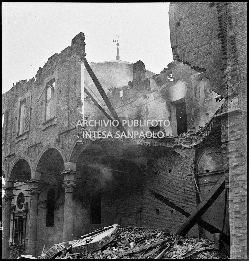 Basilica di Sant'Ambrogio a Milano: scorcio del porticato della canonica del Bramante sventrato dai bombardamenti