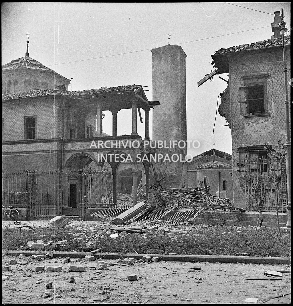 Scorcio della basilica di Sant'Ambrogio a Milano danneggiata dai bombardamenti; sullo sfondo il campanile dei Canonici