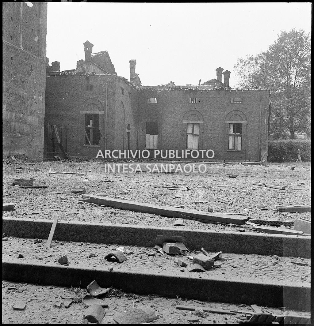 Scorcio della basilica di Sant'Ambrogio a Milano danneggiata dai bombardamenti
