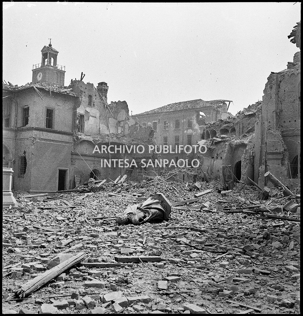 Scorcio del complesso della basilica di Sant'Ambrogio, a Milano, devastato dai bombardamenti; sullo sfondo l'Università Cattolica del Sacro Cuore