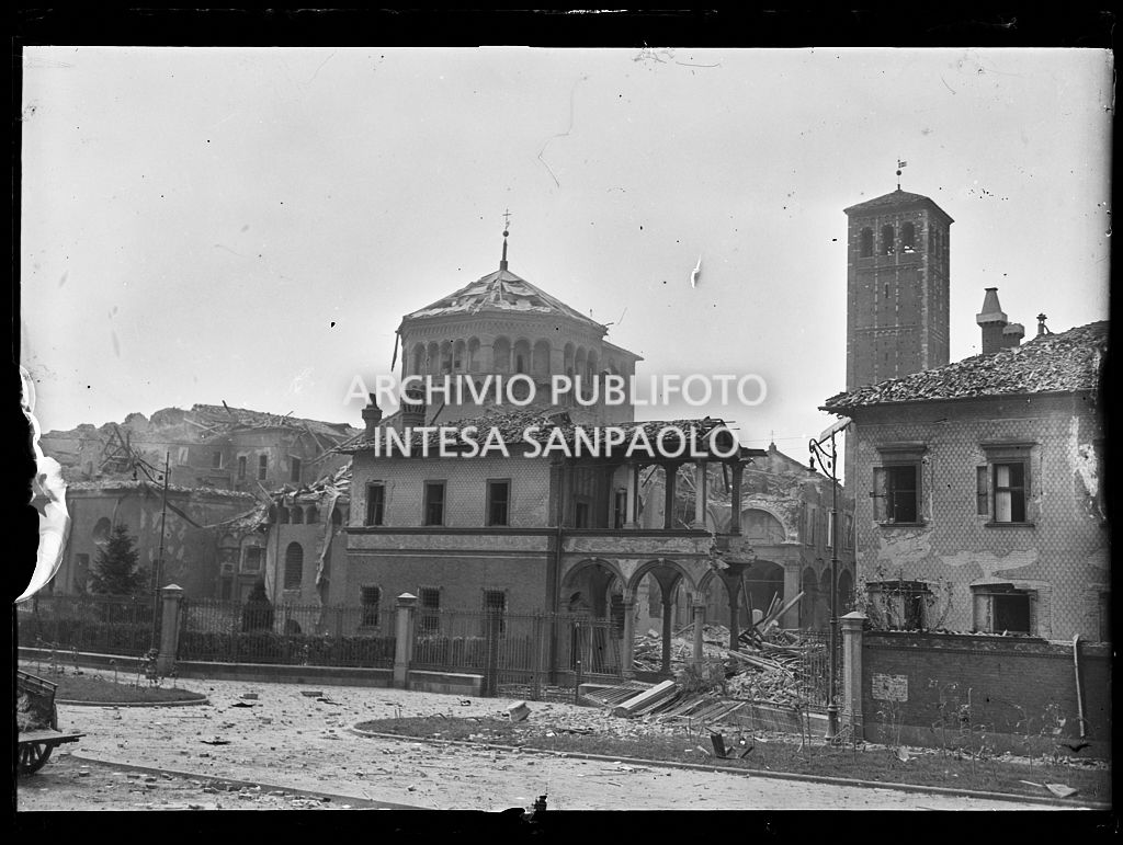 Esterno della basilica di Sant'Ambrogio a Milano danneggiata dai bombardamenti