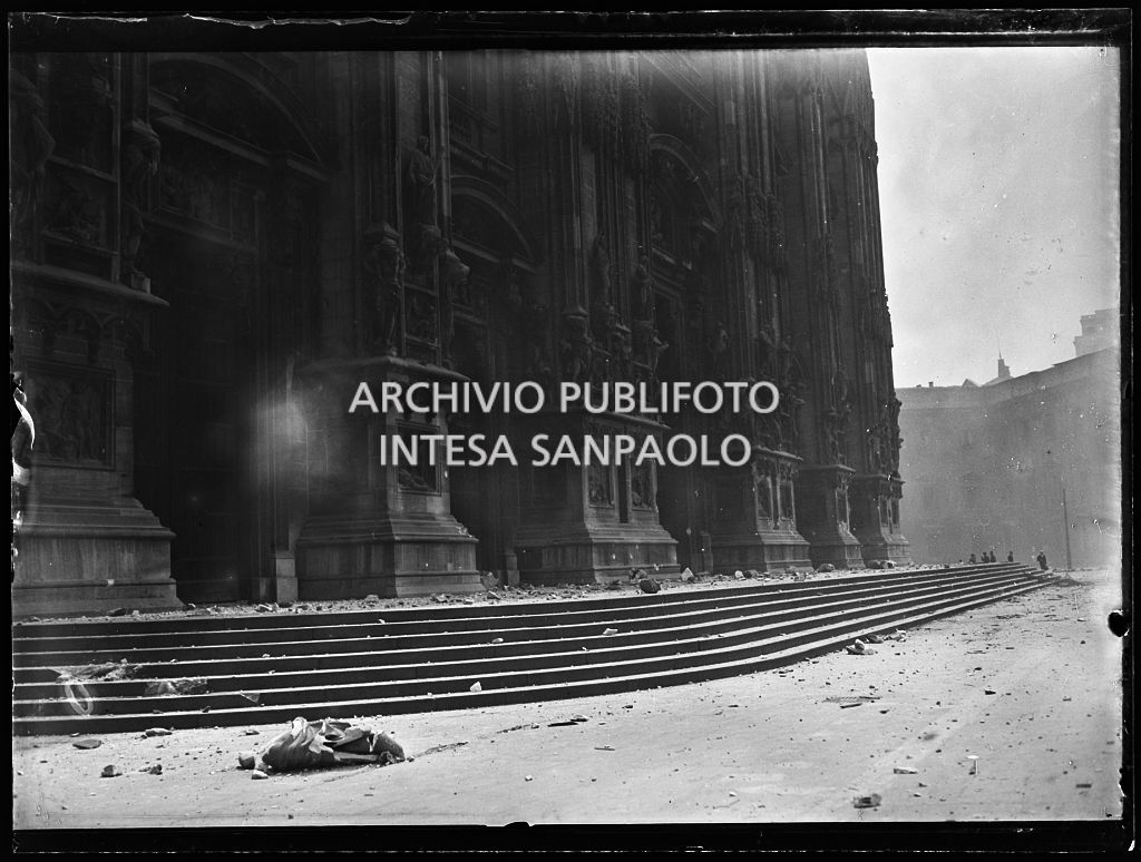 Il sagrato del Duomo di Milano, dopo i bombardamenti, disseminato di detriti