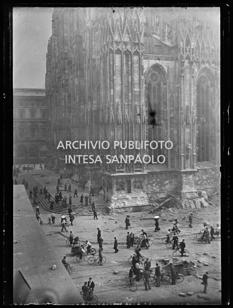 Il lato sud e il sagrato del Duomo all'indomani dei bombardamenti che hanno danneggiato la cattedrale