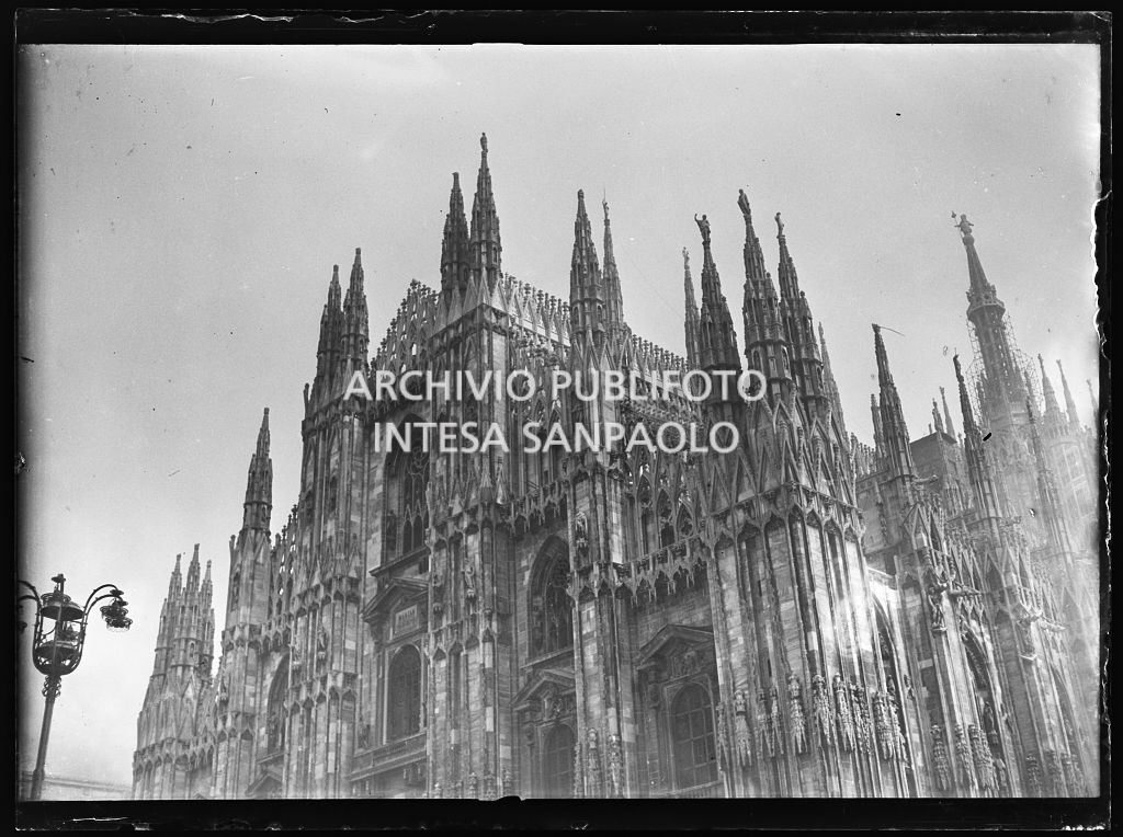 Scorcio della facciata del Duomo di Milano dopo i bombardamenti