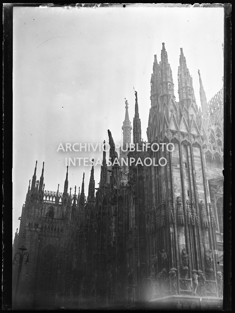 Guglie del lato nord del Duomo di Milano di cui una danneggiata dai bombardamenti e pericolante