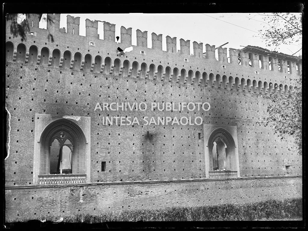 Particolare delle mura di cinta del Castello Sforzesco di Milano dopo i bombardamenti