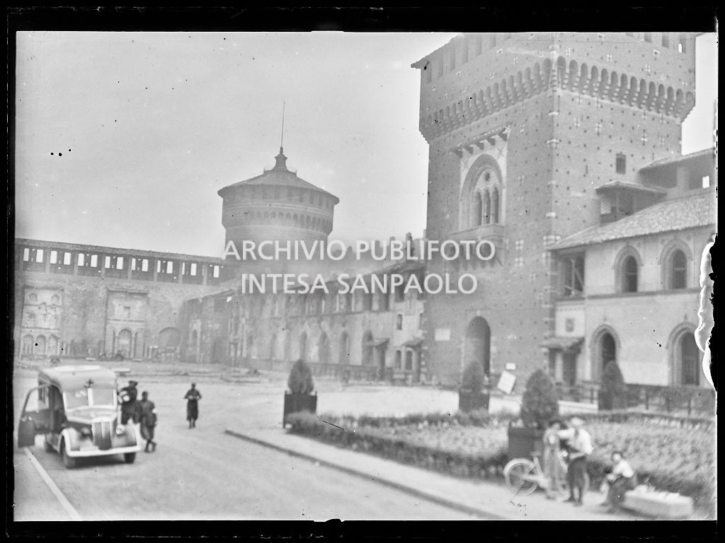 Scorcio del Cortile delle Armi del Castello Sforzesco di Milano dopo i bombardamenti