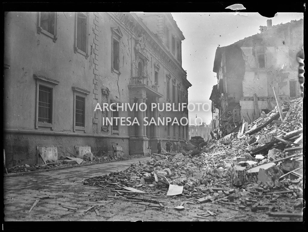 Scorcio di piazza Cesare Beccaria a Milano dopo i bombardamenti che hanno gravemente danneggiato il Palazzo del Capitano, allora tribunale della città, e ridotto in macerie gli edifici circostanti. Davanti all'ingresso del Palazzo alcuni militari