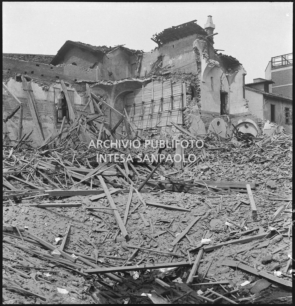 Basilica di Santa Maria delle Grazie, a Milano, sventrata dai bombardamenti: sono visibili le impalcature di legno, i sacchi di sabbia e i rinforzi metallici, su entrambi lati della parete settentrionale del refettorio del convento annesso alla basilica, messi a protezione del Cenacolo vinciano che lo salvaguardarono