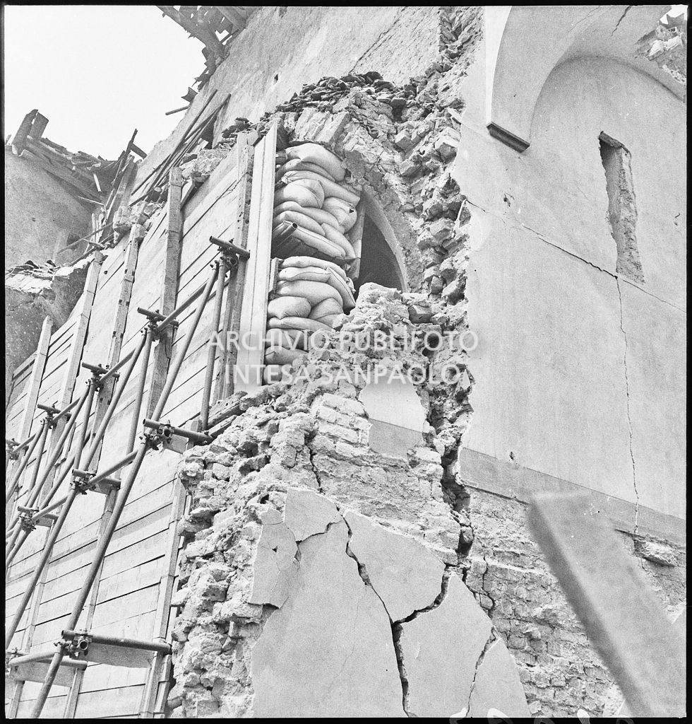 Basilica di Santa Maria delle Grazie, a Milano, sventrata dai bombardamenti: particolare delle impalcature di legno, dei sacchi di sabbia, e dei rinforzi metallici su entrambi lati della parete settentrionale del refettorio del convento annesso alla basilica, messi a protezione del Cenacolo vinciano che lo salvaguardarono
