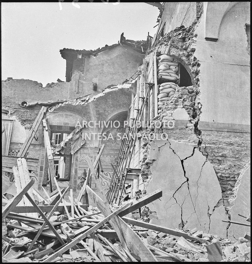 Basilica di Santa Maria delle Grazie, a Milano, sventrata dai bombardamenti: sono visibili le impalcature di legno, i sacchi di sabbia, e i rinforzi metallici su entrambi lati della parete settentrionale del refettorio del convento annesso alla basilica, messi a protezione del Cenacolo vinciano che lo salvaguardarono