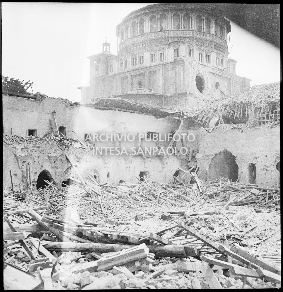 Basilica di Santa Maria della Grazie, a Milano, devastata dai bombardamenti: la cupola del Bramante vista dal Chiostro dei morti