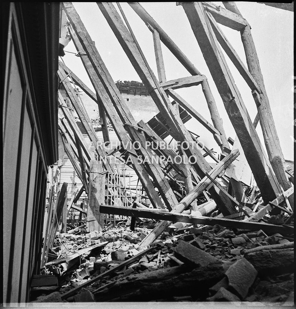 Basilica di Santa Maria delle Grazie, a Milano, sventrata dai bombardamenti
