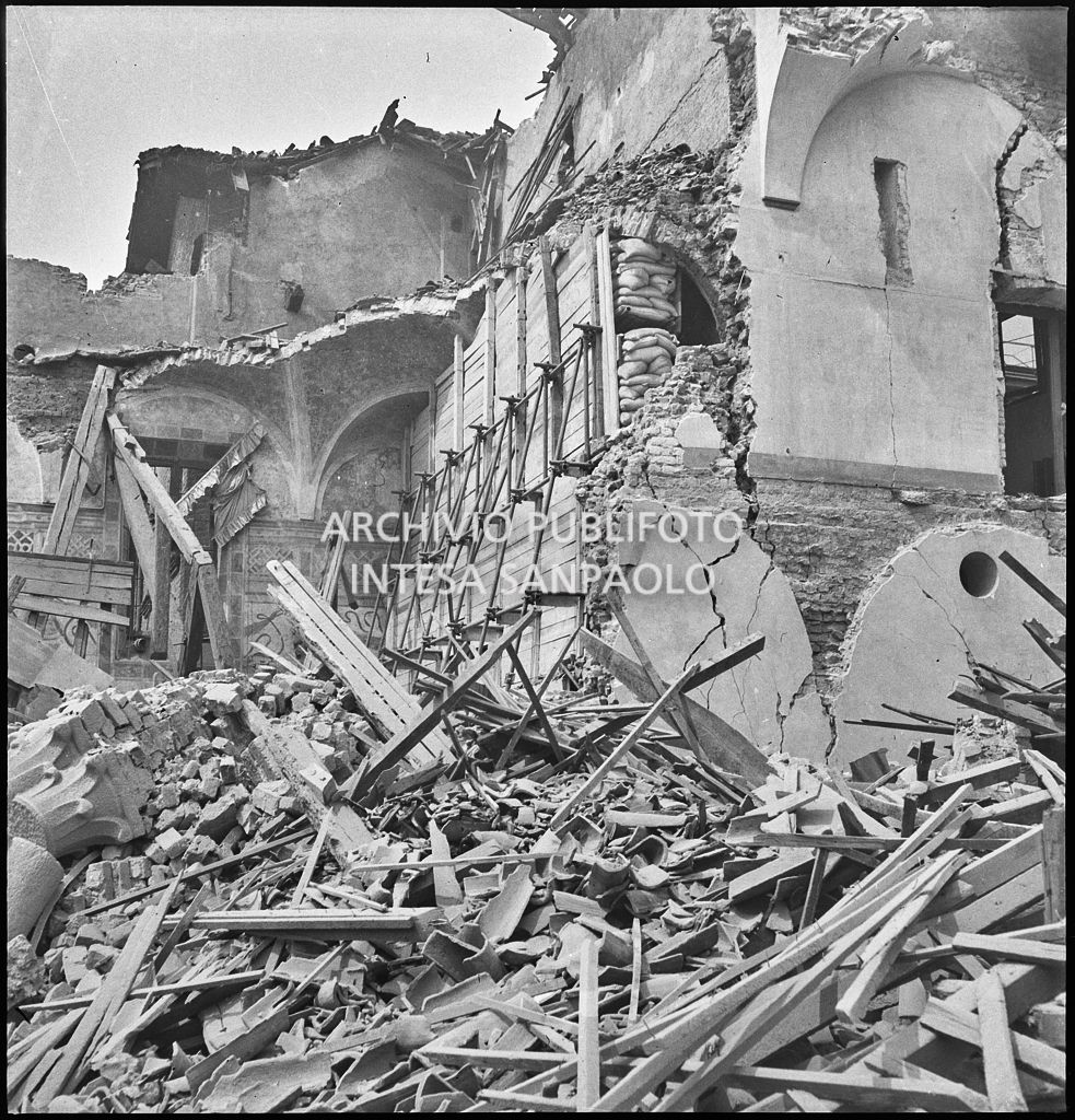 Basilica di Santa Maria delle Grazie, a Milano, sventrata dai bombardamenti: sono visibili le impalcature di legno, i sacchi di sabbia, e i rinforzi metallici su entrambi lati della parete settentrionale del refettorio del convento annesso alla basilica, messi a protezione del Cenacolo vinciano che lo salvaguardarono