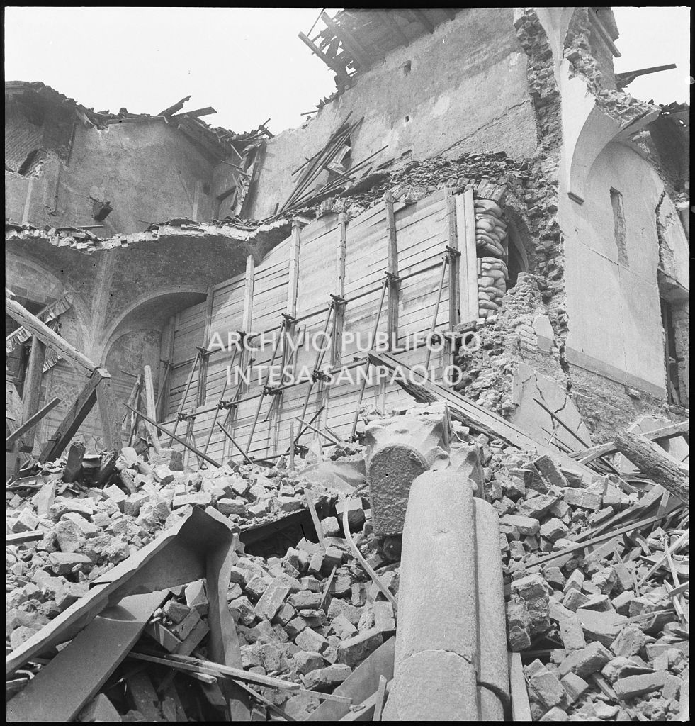 Basilica di Santa Maria delle Grazie, a Milano, sventrata dai bombardamenti: particolare delle impalcature di legno, dei sacchi di sabbia, e dei rinforzi metallici su entrambi lati della parete settentrionale del refettorio del convento annesso alla basilica, messi a protezione del Cenacolo vinciano che lo salvaguardarono