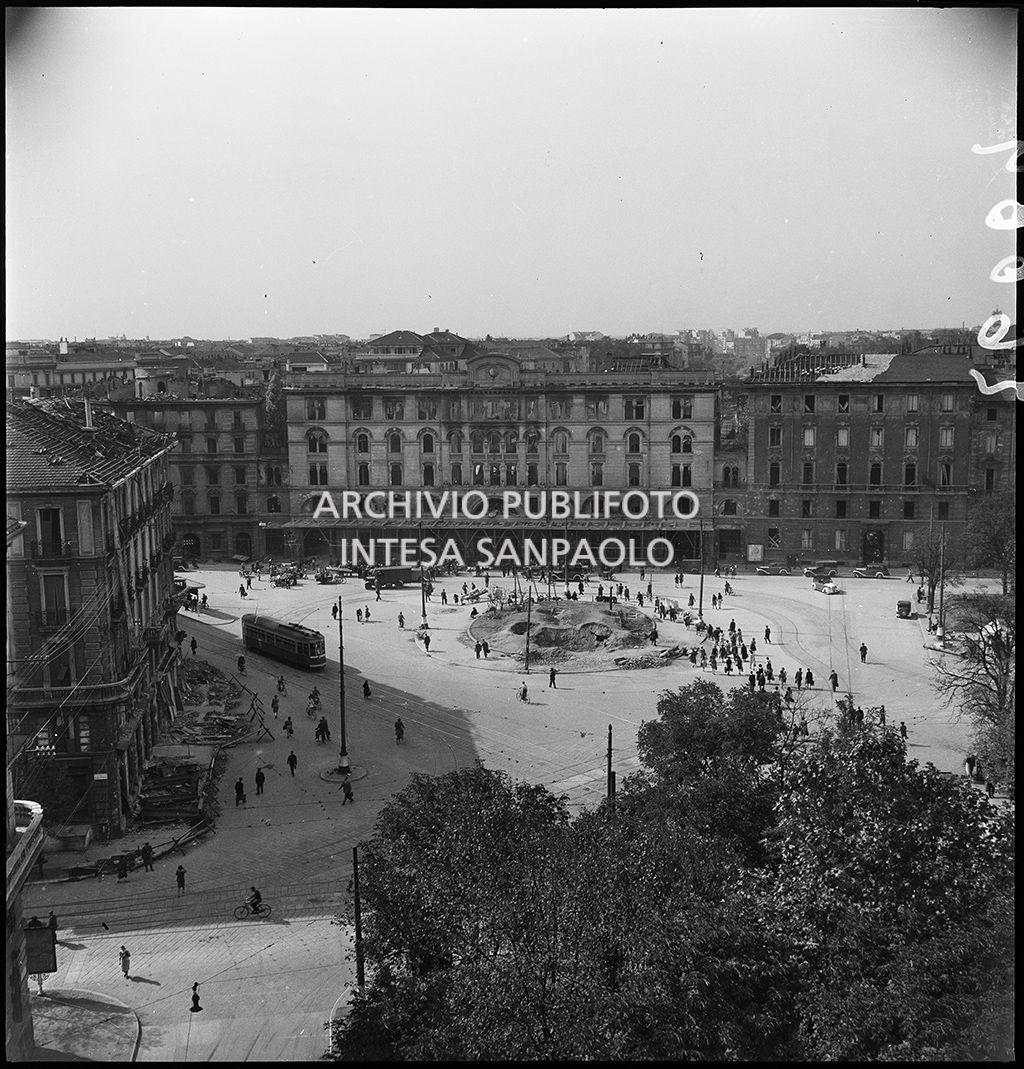 Ripresa dall'alto di piazzale Luigi Cadorna, a Milano, e del cratere aperto dai bombardamenti davanti all'ingresso della stazione delle Ferrovie Nord
