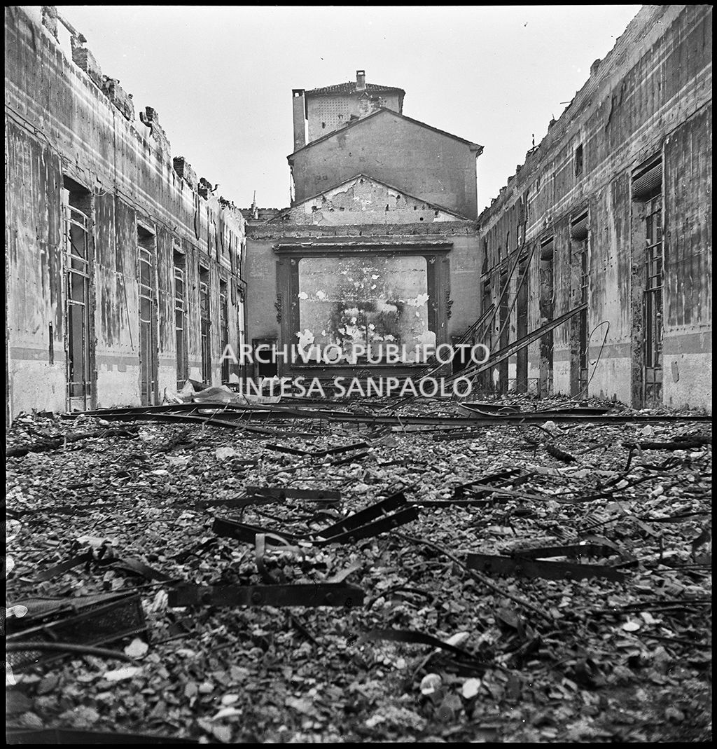 Sala del cinema Palme, in viale Piave 28/30 a Milano, completamente sventrata dai bombardamenti. Sullo sfondo lo schermo