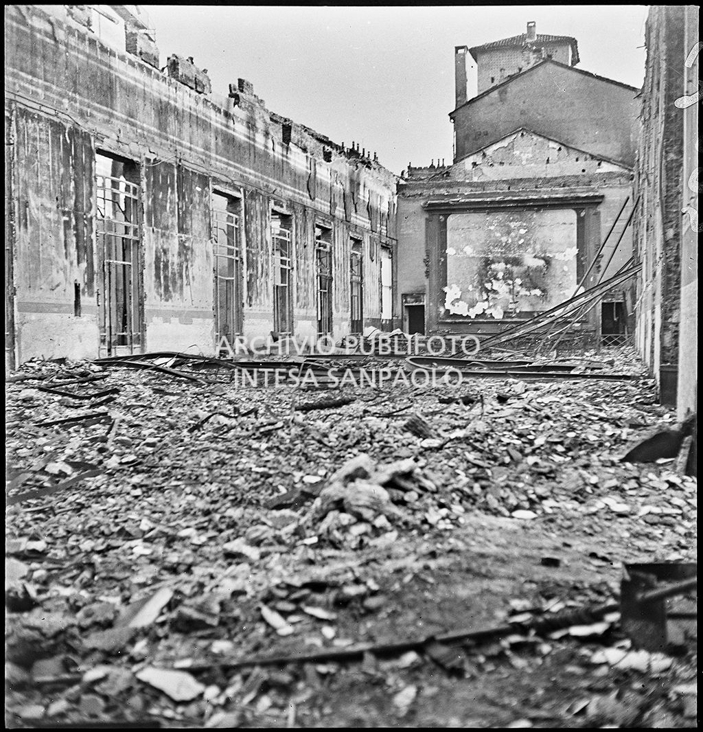 Sala del cinema Palme, in viale Piave 28/30 a Milano, completamente sventrata dai bombardamenti. Sullo sfondo lo schermo