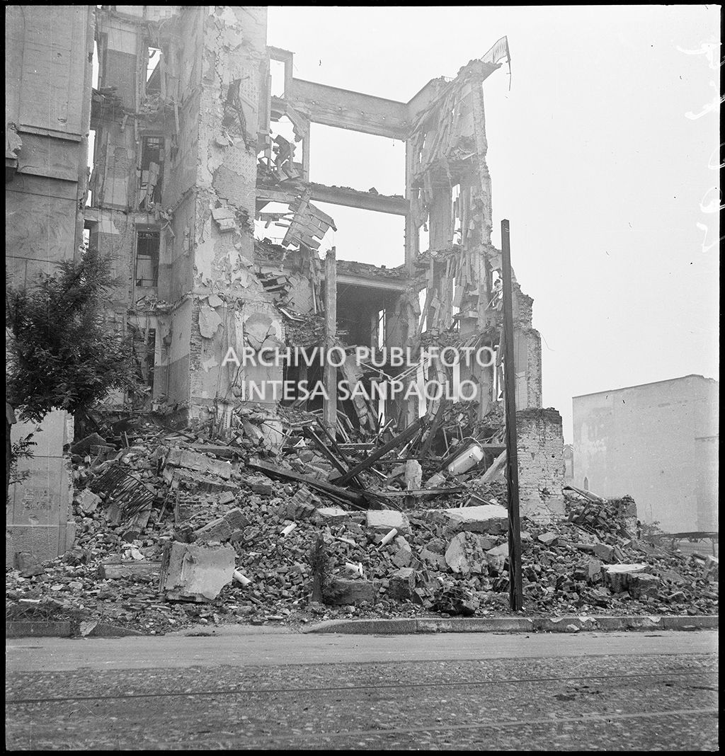 Edifici sventrati dai bombardamenti nella zona di via Mac Mahon a Milano