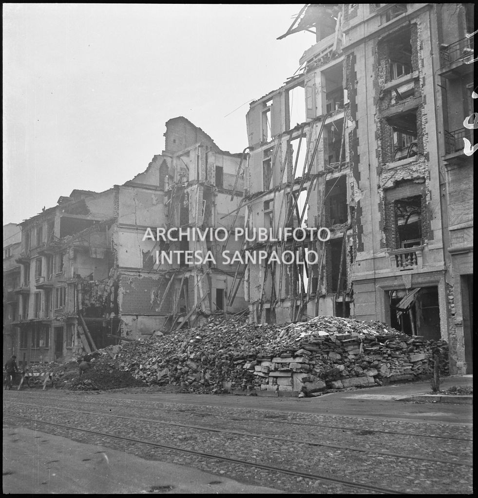 Edifici sventrati dai bombardamenti nella zona di via Mac Mahon a Milano